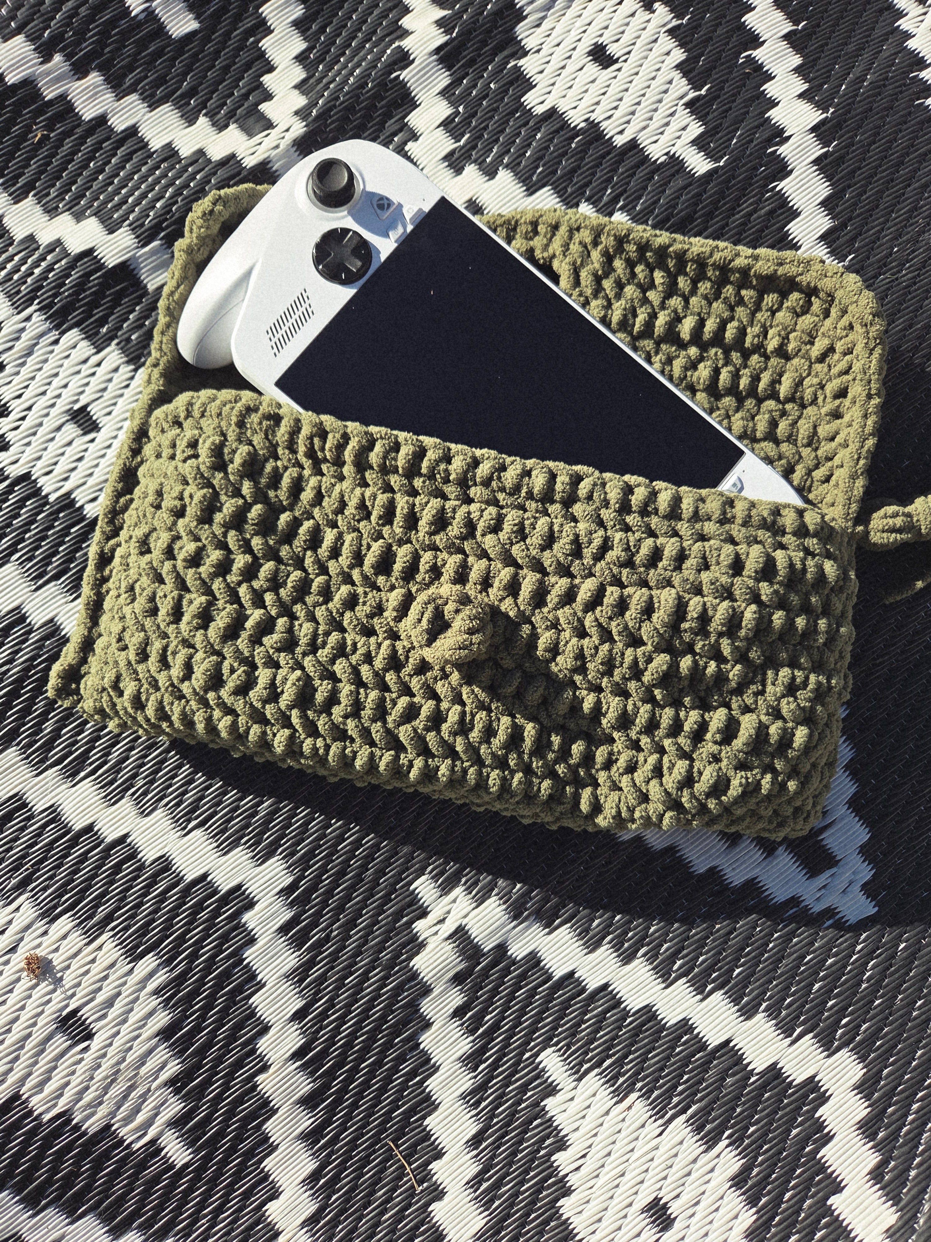 Portable gaming pouch